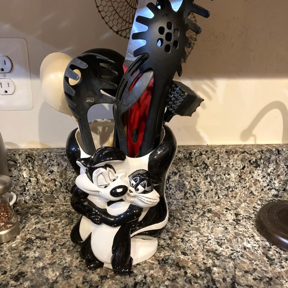 Stinking Cute!  Pepe Le Pew and Penelope Vase or Utensil Holder -- GUC